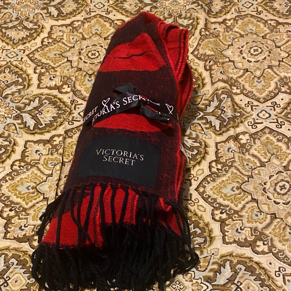 VICTORIA'S SECRET Acrylic Throw Blanket Red & Black Kisses 50 x 60 Fringed 2017